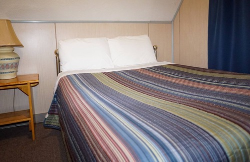 Cherokee Cabin | SPECIAL *Sept. 13th- Oct. 4th 20% off* Ol'Smoky Log Cabin on the River Unit 2