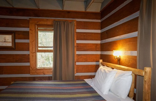 Cherokee Cabin | SPECIAL *Sept. 13th- Oct. 4th 20% off* Ol'Smoky Log Cabin on the River Unit 3