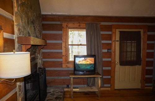 Cherokee Cabin | SPECIAL *Sept. 13th- Oct. 4th 20% off* Ol'Smoky Log Cabin on the River Unit 3