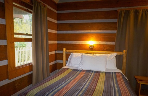 Cherokee Cabin | SPECIAL *Sept. 13th- Oct. 4th 20% off* Ol'Smoky Log Cabin on the River Unit 3