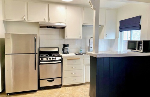 El Porto House | Specious 1-Bedroom with Garage 1 Minute Walk to the Sand