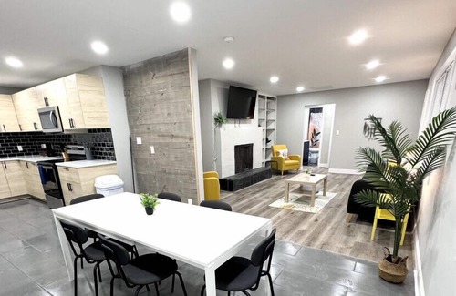 Jamestown House | Specious Morden Home near Furniture Market