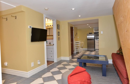 East York Apartment | Specious one bedroom apartment in upscale neighbourhood in Leaside Toronto.