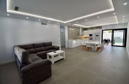 Chiclana de la Frontera Villa | Spectacular Mykonos villa for 16 people, modern with air conditioning