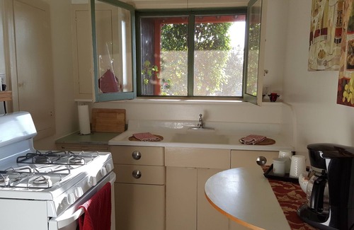 Somerset Cottage | Spectacular 1-bedroom garden unit in hills of Glendale.