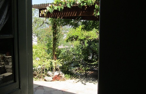 Somerset Cottage | Spectacular 1-bedroom garden unit in hills of Glendale.