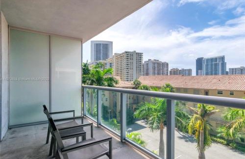 Hallandale Beach Apartment | Spectacular 1BR Resort Pool Gym Near Beach