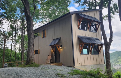 Boone House | Spectacular 2-bedroom house in beautifull Boone with multi range mountain views!