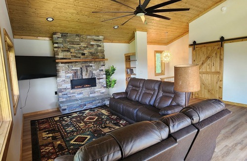 Boone House | Spectacular 2-bedroom house in beautifull Boone with multi range mountain views!