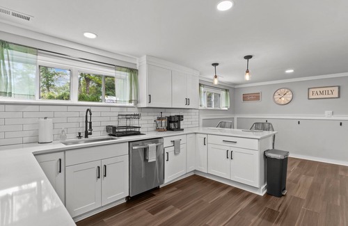 Wilmington House | Spectacular 4 Bedroom with Outdoor Oasis! No Cleaning Fee