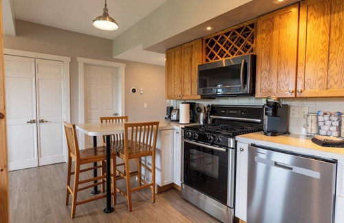 Spring Mills Apartment | Spectacular Buckleberry View>EV Charging >Hot Tub >Fireplace>Jacuzzi
