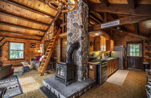 Eidelweiss Village House | Spectacular Cabin 4bed/3ba- Minutes to Conway!
