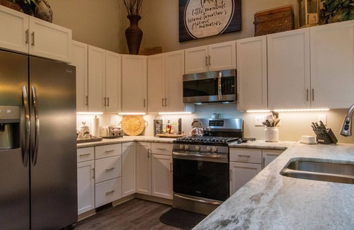 Marble House | ❤️ SPECTACULAR CABIN! 4BR for 8, Waterfalls, Hot-Tub, Fire-Pit, Private 3 acres ❤️