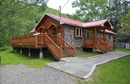 Starlight Cabin | Spectacular Catskill Mountain River Front Custom Log Home