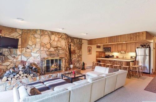 Hunter House | SPECTACULAR CATSKILLS 4 BEDROOM VACATION OASIS- Gorgeous Hunter Mountain Views!