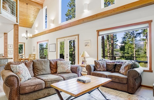 Roslyn Ridge House | Spectacular Dog-Friendly Home + Loft w/Free WiFi, Private Hot Tub, Gas Fireplace