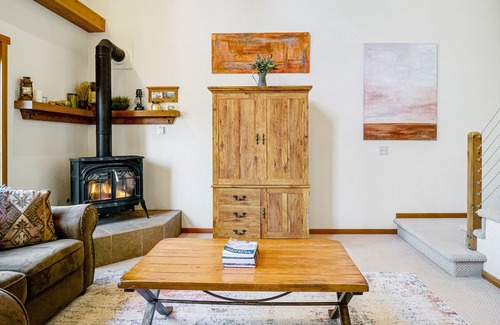 Roslyn Ridge House | Spectacular Dog-Friendly Home + Loft w/Free WiFi, Private Hot Tub, Gas Fireplace