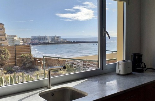 El Medano Apartment | Spectacular bungalow in front of the sea, WiFi, garden-terrace-barbecue, exclusive