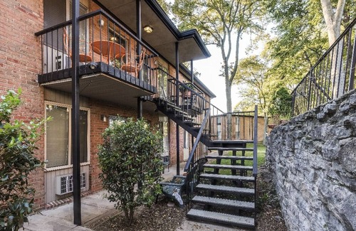 Green Hills Condo | SPECTACULAR Hillsboro Hideaway w/Laundry in Nashville Near Vandy, Belmont, 440!