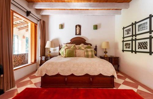 Valle de Bravo House | Spectacular House with Jacuzzi and Huge Garden