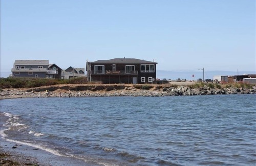 Bandon House | Spectacular Jetty Home with Ocean Views