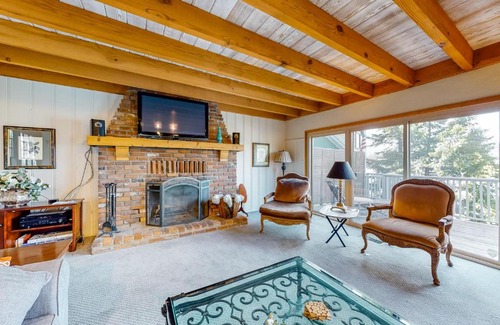 Cedar Glen House | Spectacular Lake Front Home