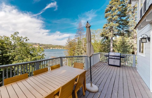Cedar Glen House | Spectacular Lake Front Home