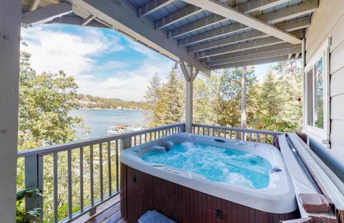 Cedar Glen House | Spectacular Lake Front Home