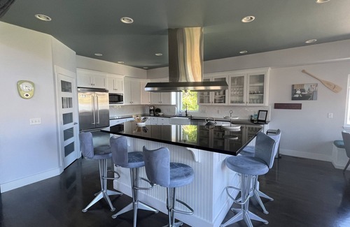 Oroville House | Spectacular Lake Front Home