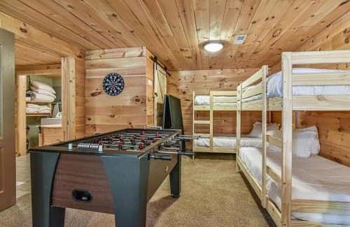 Marion House | Spectacular Log Cabin Home 45 minutes to Asheville