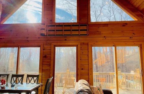 Marion House | Spectacular Log Cabin Home 45 minutes to Asheville