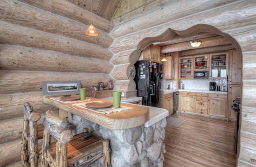 Twin Lakes House | Spectacular Log Home Overlooking Twin Lakes and Mt. Elbert, L100 race available!