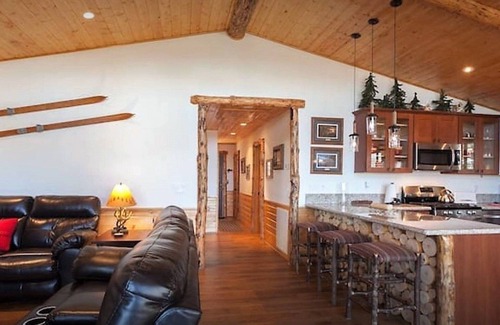 Upper Moonridge Ski Chalet | Spectacular mountain views, hot tub, sledding yard, bbq, fast wi-fi