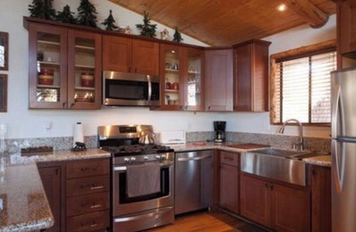 Upper Moonridge Ski Chalet | Spectacular mountain views, hot tub, sledding yard, bbq, fast wi-fi