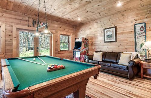 Wears Valley House | Spectacular MTNS Views with PRIVATE HOT TUB with Pool Table and Private Pond