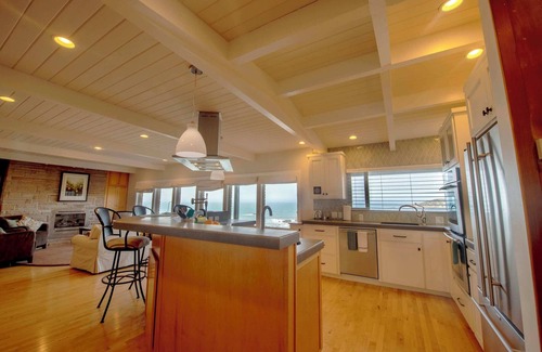 Brookings Apartment | Spectacular Ocean Front Views "Sea Star Escape" A
