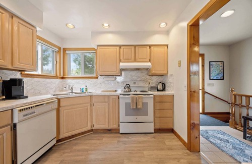 Marlboro House | Spectacular Ocean View/Spacious 3BR/Firepit/Decks