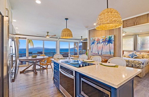 Wailea House | Spectacular Oceanfront Home! Watch turtles from deck while relaxing in the spa!