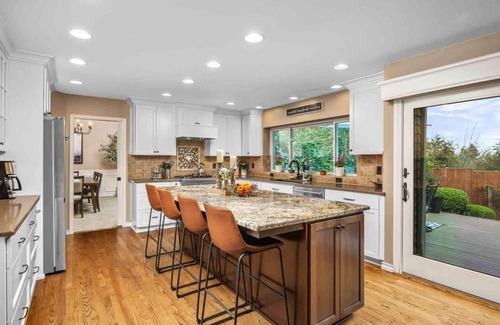 Beaverton House | Spectacular Private Retreat on Five Acres, Huge Deck, Hot Tub w/Views, Game Room, Close to Portland