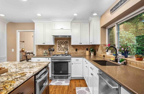 Beaverton House | Spectacular Private Retreat on Five Acres, Huge Deck, Hot Tub w/Views, Game Room, Close to Portland