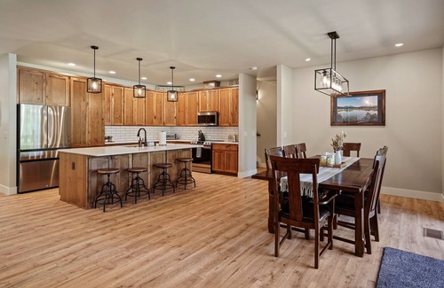 Oregon Water Wonderland House | Spectacular River Front Access, Hot Tub, Ping Pong, South of Sunriver Resort