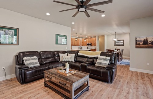 Oregon Water Wonderland House | Spectacular River Front Access, Hot Tub, Ping Pong, South of Sunriver Resort