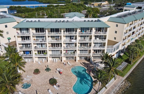 St. Petersburg - Clearwater Condo | Spectacular Sunset Views! Watch Dolphin from Your Balcony !