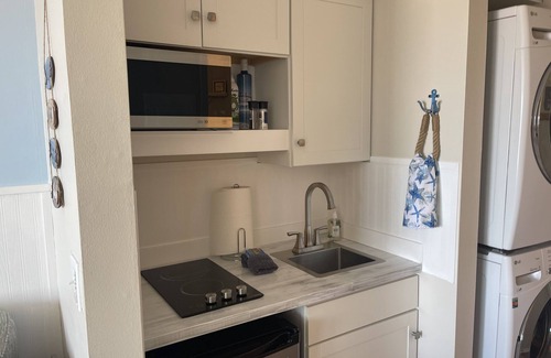 Acme Apartment | Spectacular sunset views overlooking the beach & east bay! LAST MINUTE SPECIAL!