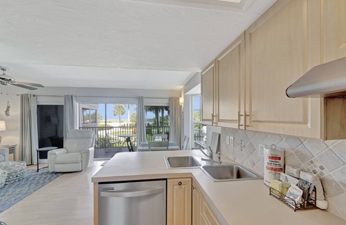 Palm Island Villa | Spectacular Sunset Views from this Comfortable Island Villa on Resort, A3314B
