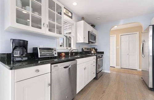 South Beach Haven House | Spectacular 5 Bedrooms, 4 Bathrooms - Steps To The Beach, Short Walk To The Bay
