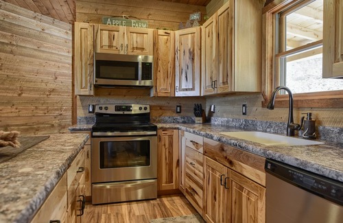 Deadwood Cabin | Spectacular Views From This Newly Built 3BR Hilltop Home outside Deadwood