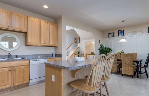 Ocean View House | Spectacular well stocked townhouse minutes from Bethany Beach