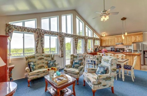 South Hero House | SPECTACULARLY SCENIC ISLAND ESTATE WITH HOTEL AMENITIES