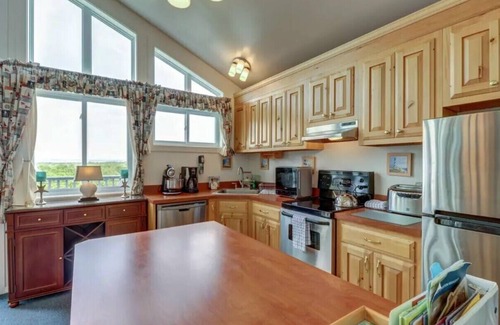 South Hero House | SPECTACULARLY SCENIC ISLAND ESTATE WITH HOTEL AMENITIES